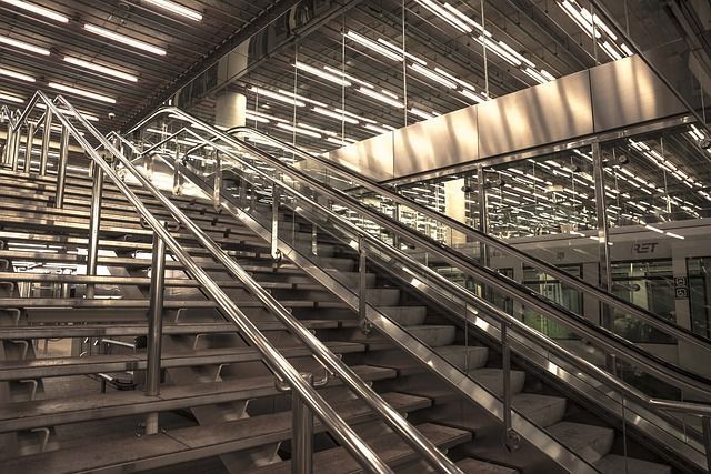 Consecuencias de caídas en escaleras y causas comunes
