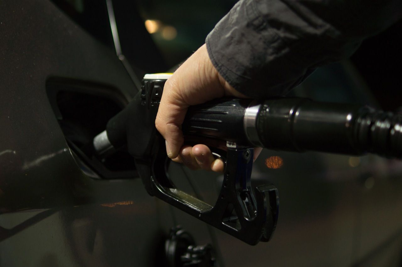 ¿Cómo se puede ahorrar en combustible en el coche?
