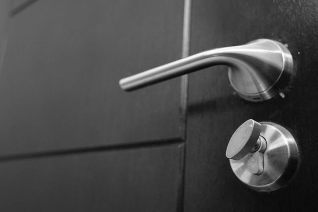 ¿Cómo abrir una puerta con las llaves dentro?