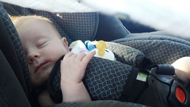 Viajar con bebés en coche, consejos de seguridad