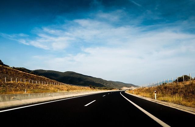 Recomendaciones para conducir en carretera en viajes